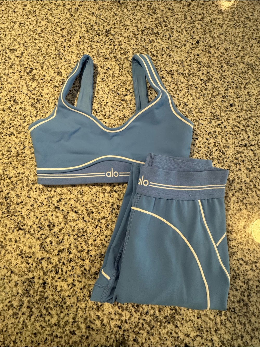 ALO Yoga Women’s Crystal Clear Blue Airbrush Heart Throb Bra & Leggings Set